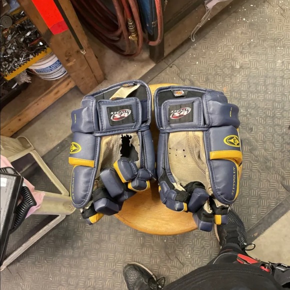Wilfrid Laurier ice hockey team issued gloves - Picture 2 of 5